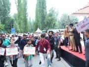 LG Flags Off Reading Marathon at Dal Lake